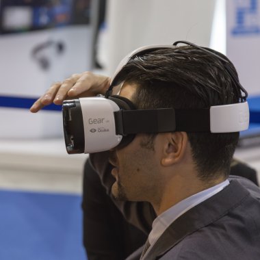 Sanal gerçeklik kulaklık Sicurezza, Internationa adlı çalışan insanlar