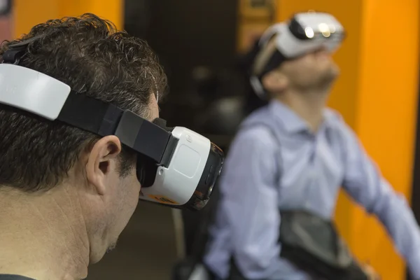 Mensen die proberen virtuele werkelijkheid hoofdtelefoon op Sicurezza, internationa — Stockfoto