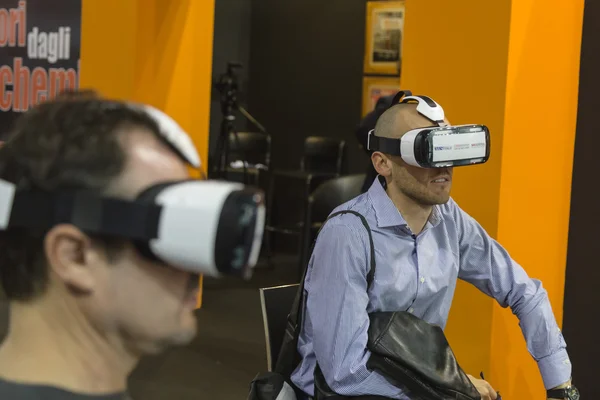 Pessoas tentando headset realidade virtual em Sicurezza, internationa — Fotografia de Stock