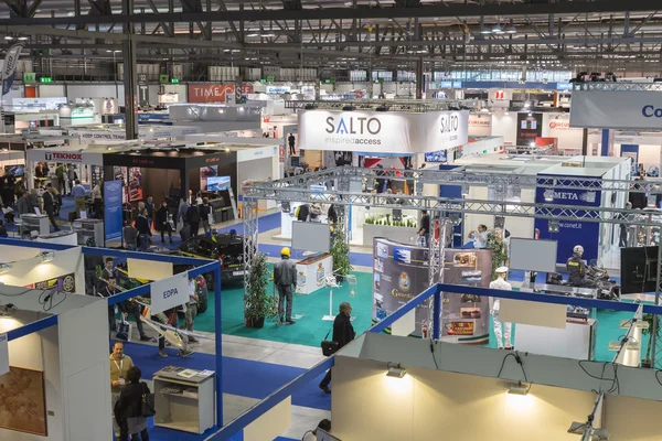 Vista superior de personas y stands en Sicurezza, evento internacional — Foto de Stock