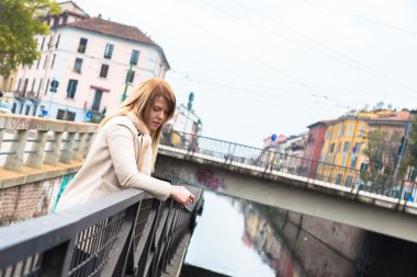 Güzel kız bir kentsel bağlamda poz