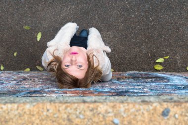 Güzel bir kızın bir kentsel bağlamda poz Üstten Görünüm