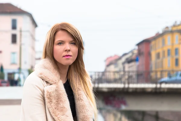 Beautiful girl posing in an urban context — Stock Photo, Image