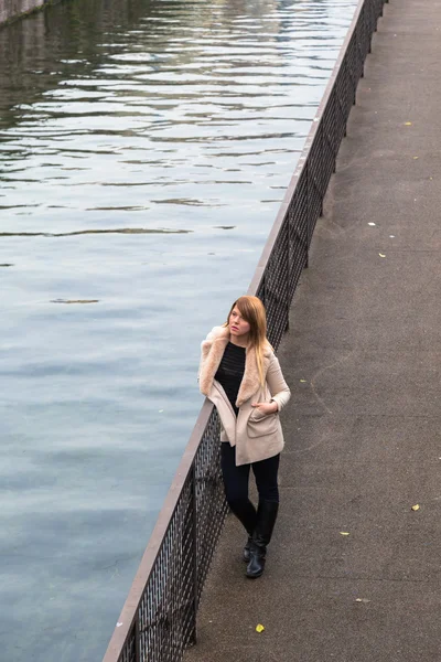 Belle fille posant dans un contexte urbain — Photo