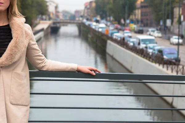 Beautiful girl posing in an urban context — Stock Photo, Image