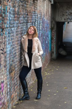 Güzel kız bir kentsel bağlamda poz