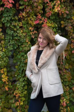 Güzel kız bir kentsel bağlamda poz