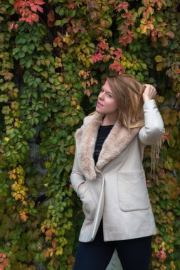 Güzel kız bir kentsel bağlamda poz