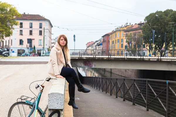 Vacker flicka poserar i en stadsmiljö — Stockfoto