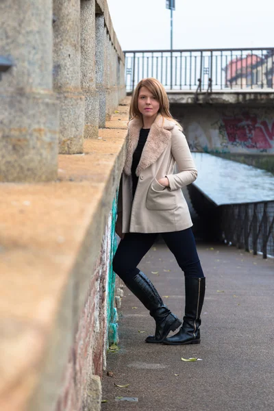 Beautiful girl posing in an urban context — Stock Photo, Image