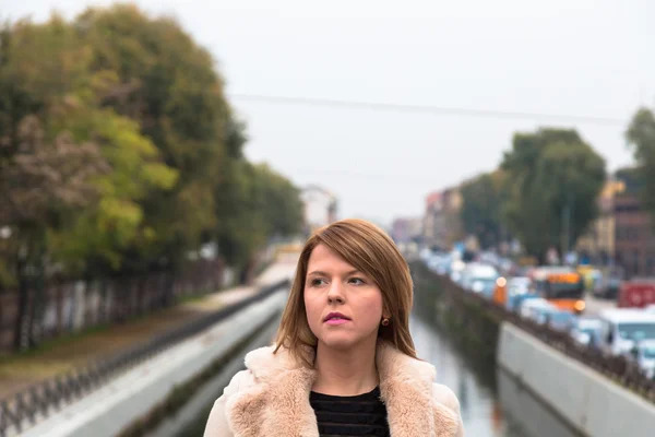 Mooi meisje poseren in een stedelijke context — Stockfoto