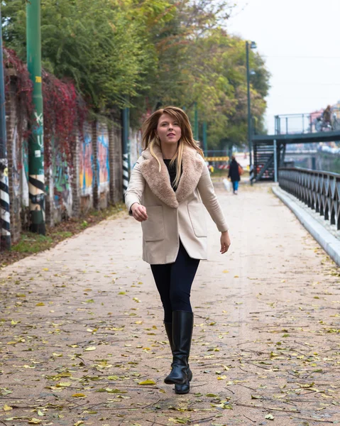 Hermosa chica posando en un contexto urbano — Foto de Stock