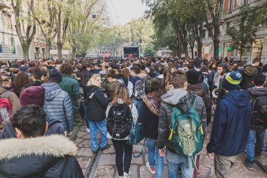 Thousands  of students and theachers prostesting in Milan, Italy