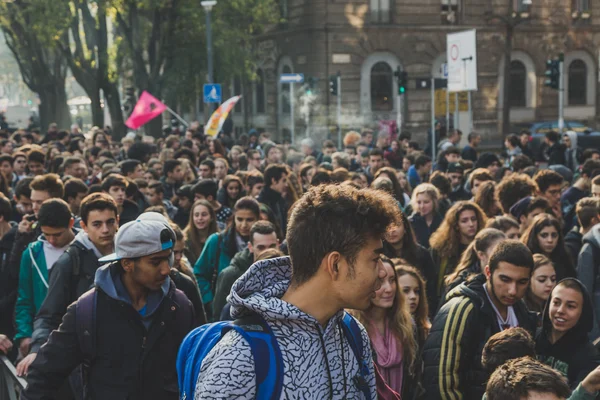 Thousands  of students and theachers prostesting in Milan, Italy — Stock Photo, Image