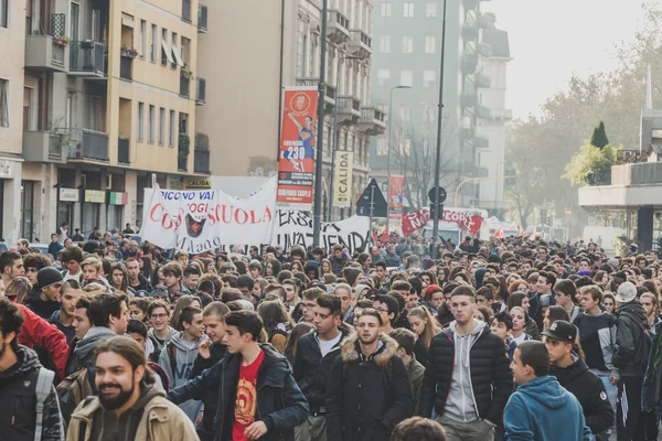 Thousands  of students and theachers prostesting in Milan, Italy — Stock Photo, Image