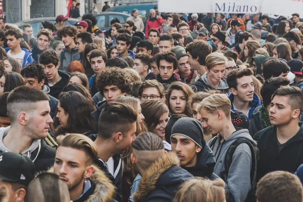 Milhares de estudantes e professores que se apresentam em Milão, Itália — Fotografia de Stock