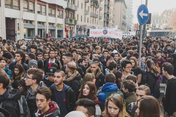 Thousands  of students and theachers prostesting in Milan, Italy — Stock Photo, Image