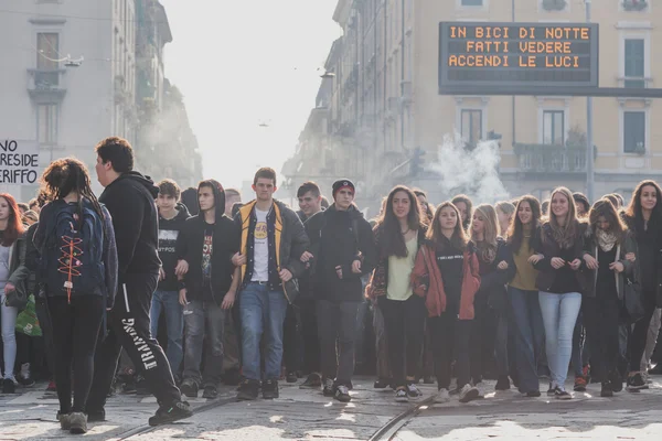 Тысячи студентов и театралов протестуют в Милане, Италия — стоковое фото