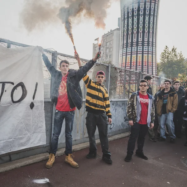 Des milliers d'étudiants et de théologiens manifestent à Milan, en Italie — Photo