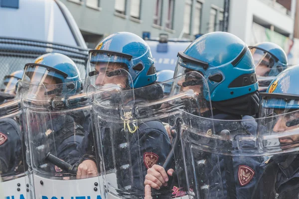 La policía antidisturbios confronta a los estudiantes en Milán, Italia —  Fotos de Stock