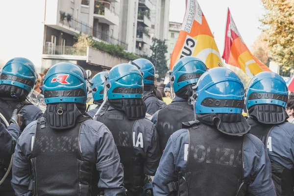 La policía antidisturbios confronta a los estudiantes en Milán, Italia —  Fotos de Stock