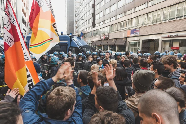 Studenten stellen sich im italienischen Mailand der Polizei — Stockfoto