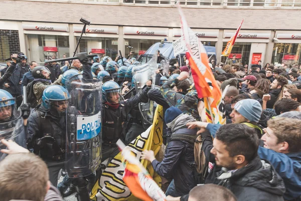 Estudiantes se enfrentan a la policía en Milán, Italia — Foto de Stock