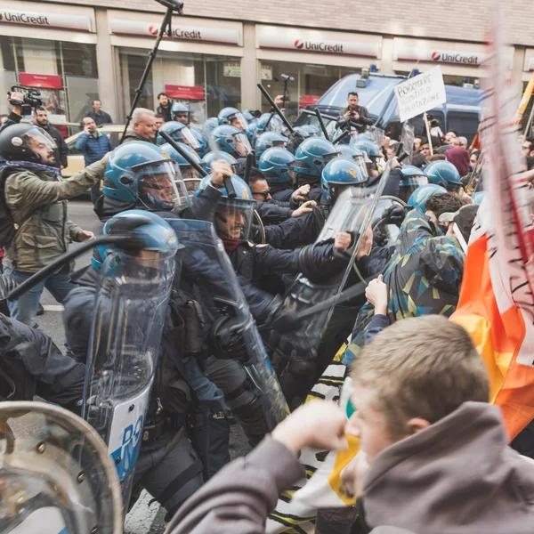 Estudiantes se enfrentan a la policía en Milán, Italia — Foto de Stock