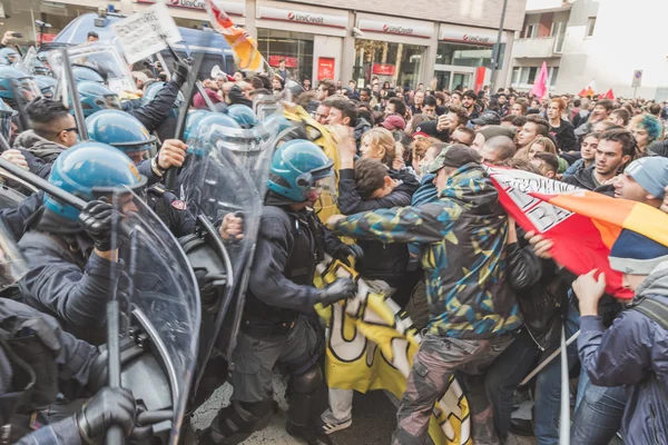 Students confronting police in Milan, Italy — Stock Photo, Image