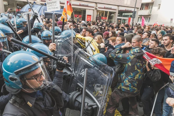 Students confronting police in Milan, Italy — Stock Fotó