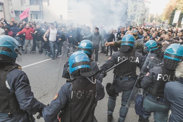 Students confronting police in Milan, Italy — Stockfoto