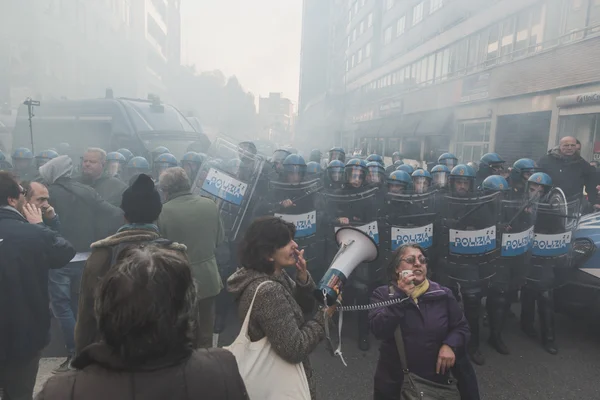 Personas que se enfrentan a la policía antidisturbios en Milán, Italia —  Fotos de Stock