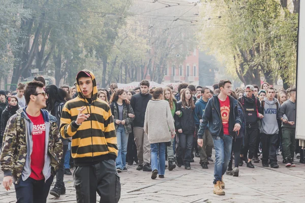 Thousands  of students and theachers prostesting in Milan, Italy — ストック写真