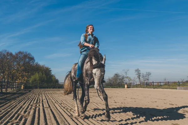 Hezká dívka na koni šedá — Stock fotografie