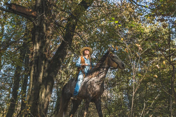 Pretty girl riding her grey horse — Stock Photo, Image