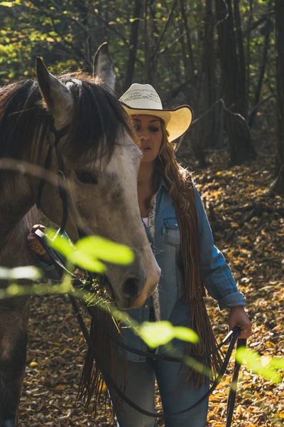 彼女の灰色の馬によって立っているきれいな女の子 — ストック写真