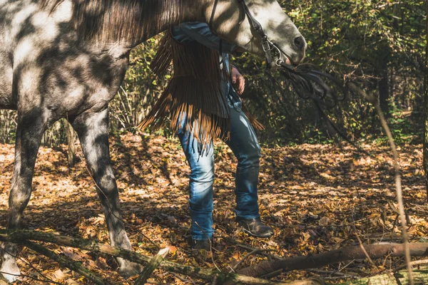 彼女の灰色の馬のそばに立っている女の子の詳細 — ストック写真