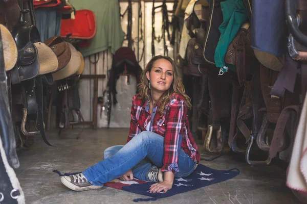 Binicilik bağlamda poz güzel kız