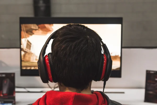 Child playing video games at G come giocare in Milan, Italy — Φωτογραφία Αρχείου