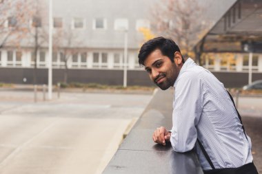 Hint yakışıklı bir kentsel bağlamda poz