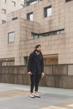 Hint yakışıklı bir kentsel bağlamda müzik dinlemek