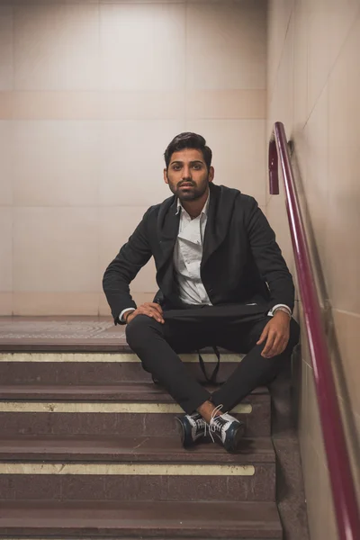 Schöner indischer Mann posiert in einer Metrostation — Stockfoto