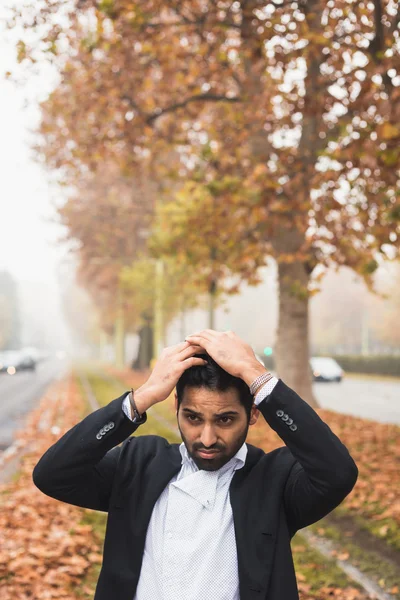 Handsome Indian man posing in an urban context — Stock Photo, Image