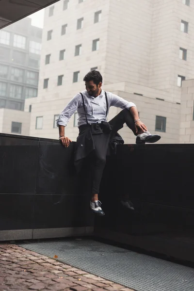 Handsome Indian man posing in an urban context — Stock Photo, Image