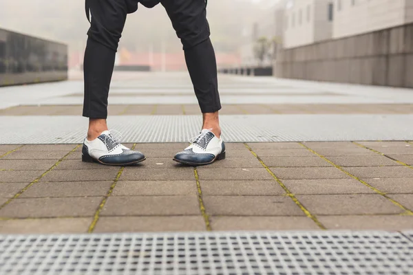 Detail of a man posing in an urban context — Stock Photo, Image