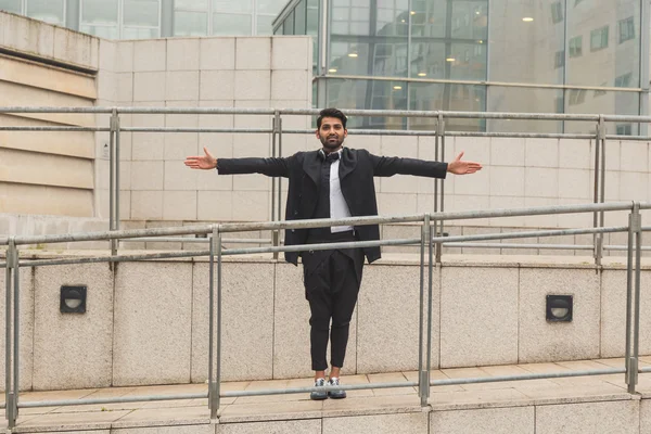 Hombre indio guapo posando en un contexto urbano —  Fotos de Stock