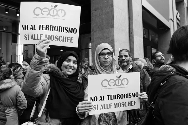 Manifestation de la communauté musulmane contre le terrorisme à Milan, Italie — Photo