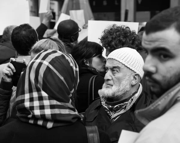 Muslim Community demonstrating against terrorism in Milan, Italy — Stockfoto