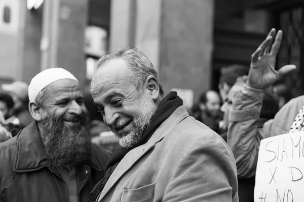 Muslim Community demonstrating against terrorism in Milan, Italy — Stockfoto
