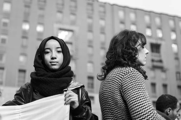 Демонстрация мусульманского сообщества против терроризма в Милане — стоковое фото